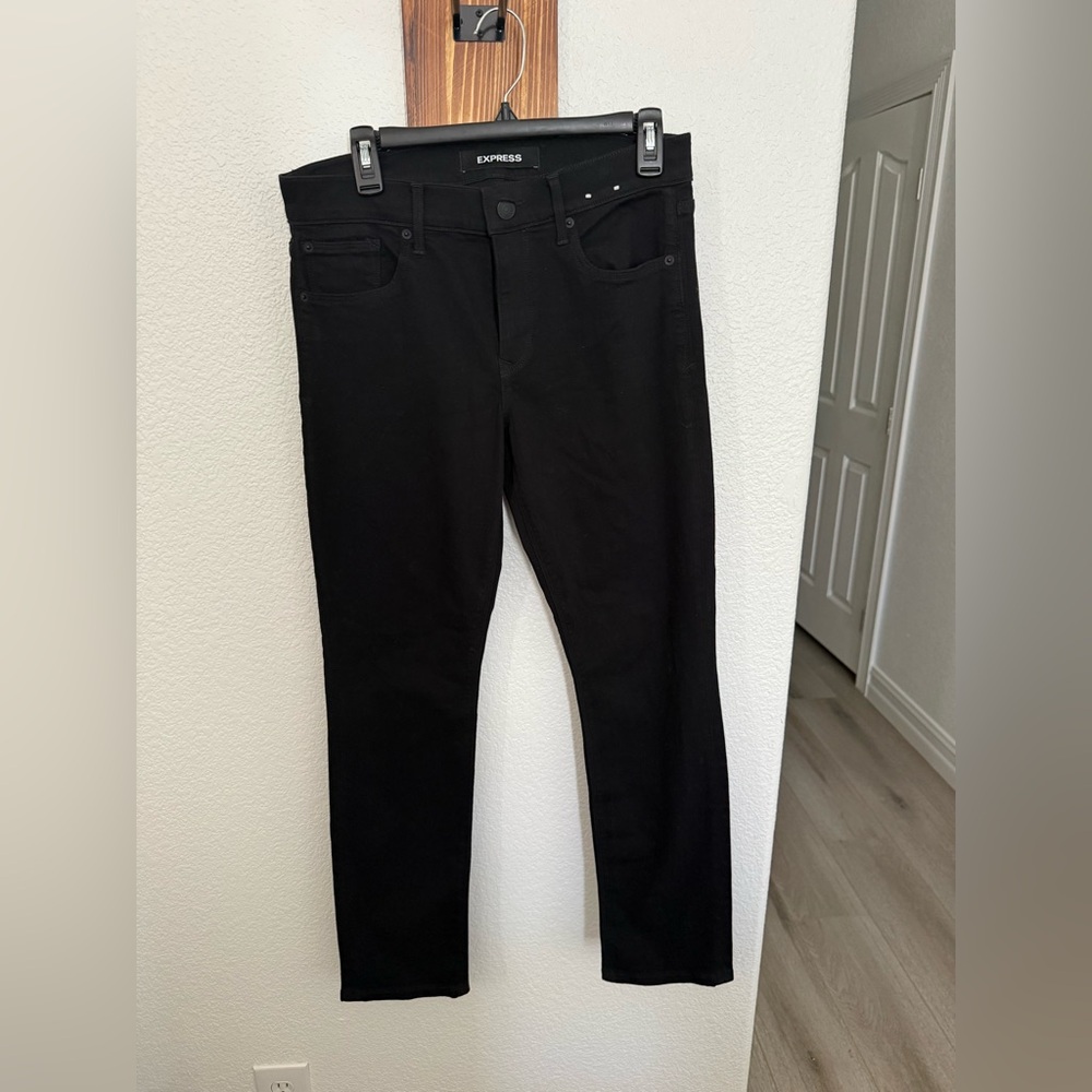 Express Women Straight Leg Jeans in Black